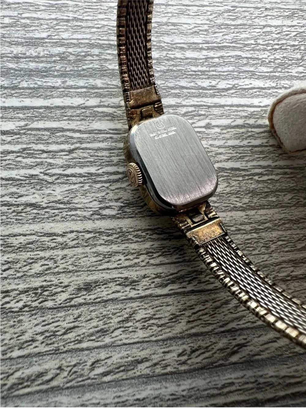 Helbros Ladies Gold-Tone Vintage Wristwatch 17 jewel